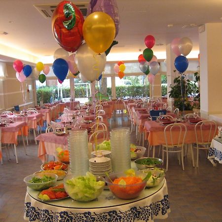 Hotel Nives Riccione Kültér fotó