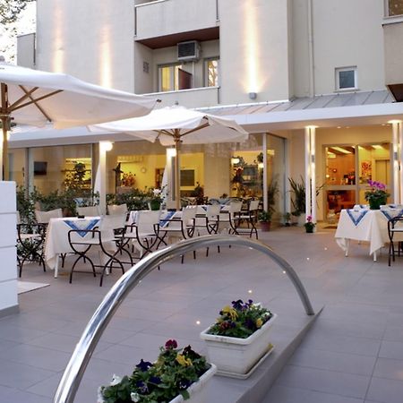 Hotel Nives Riccione Kültér fotó