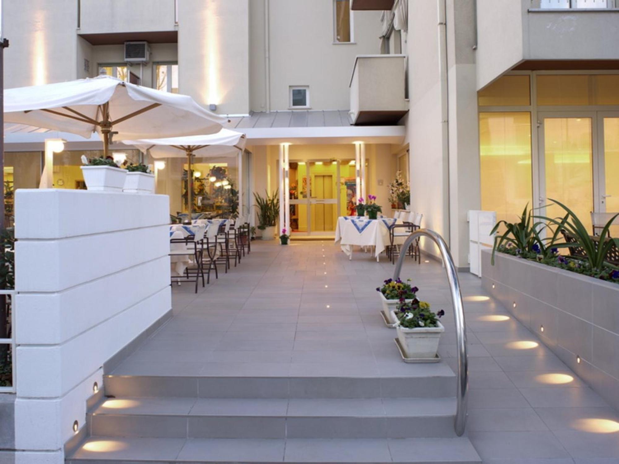 Hotel Nives Riccione Kültér fotó