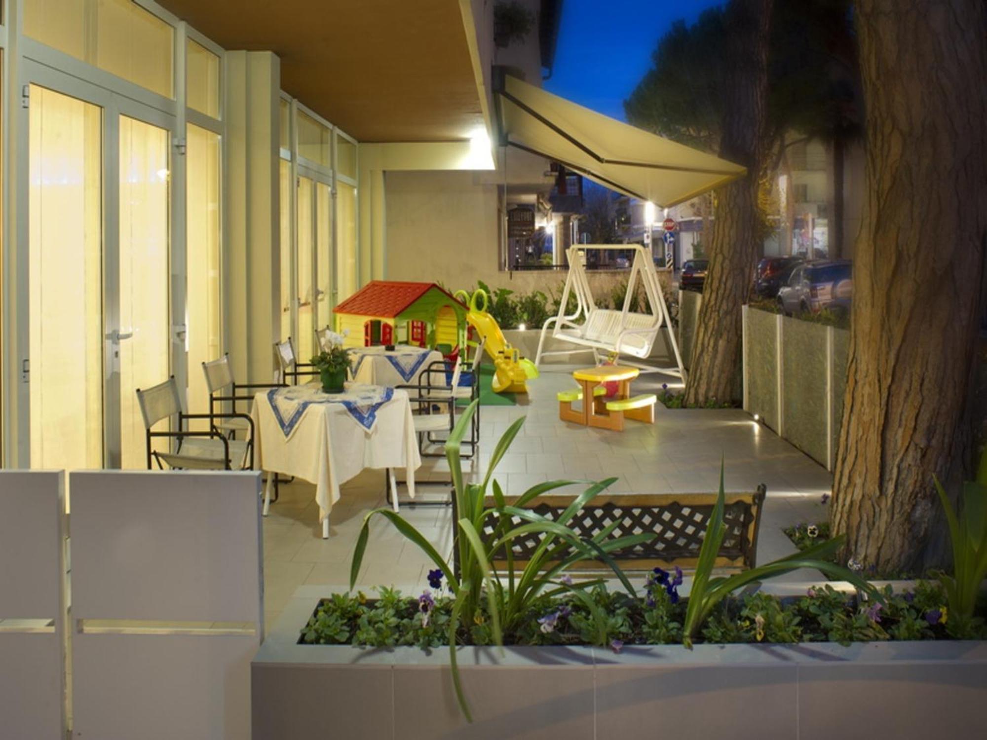 Hotel Nives Riccione Kültér fotó