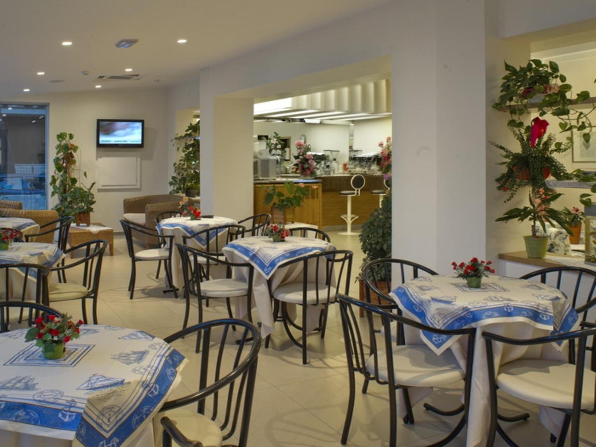 Hotel Nives Riccione Kültér fotó
