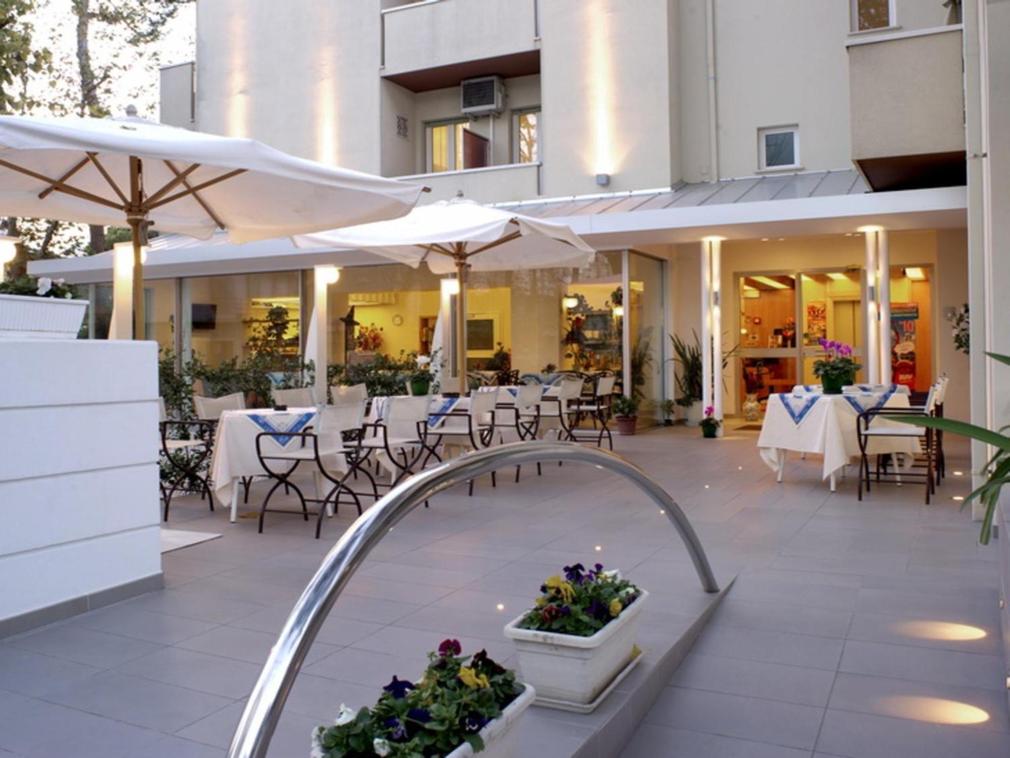 Hotel Nives Riccione Kültér fotó