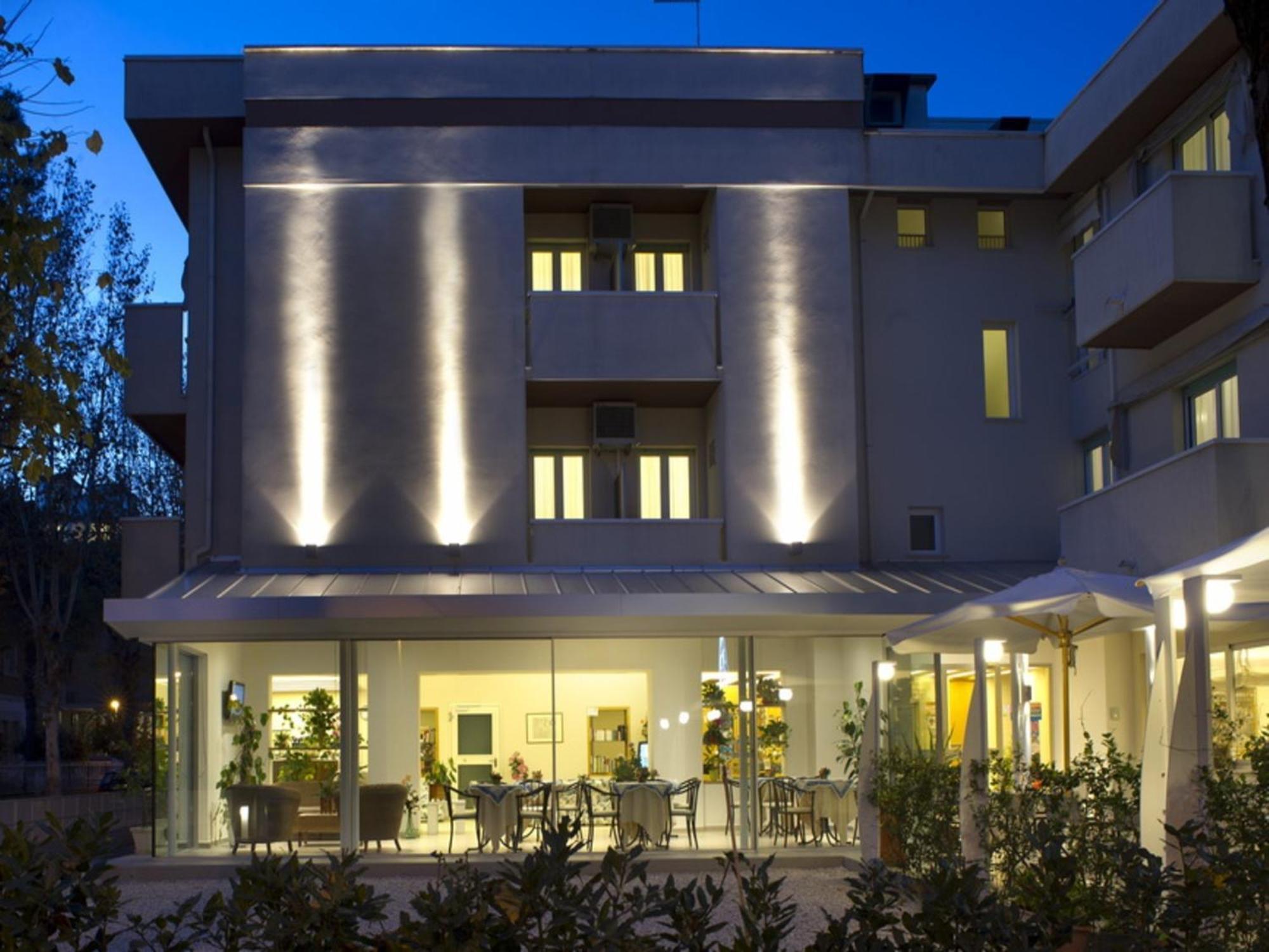 Hotel Nives Riccione Kültér fotó