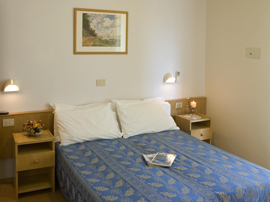 Hotel Nives Riccione Szoba fotó